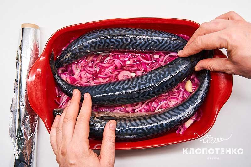 Выложите 3 скумбрия брюшками вниз
