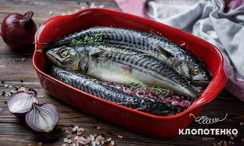 Запеченная скумбрия с луком
