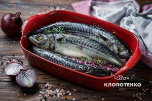 Запеченная скумбрия с луком