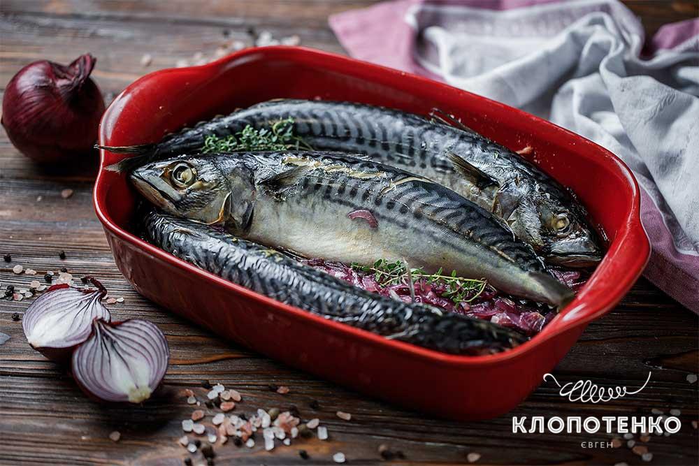 Запеченная скумбрия с луком