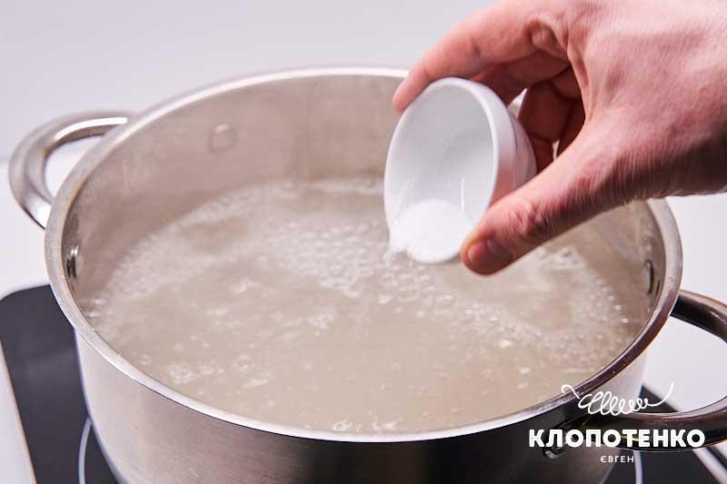 Вскипятите воду с содой