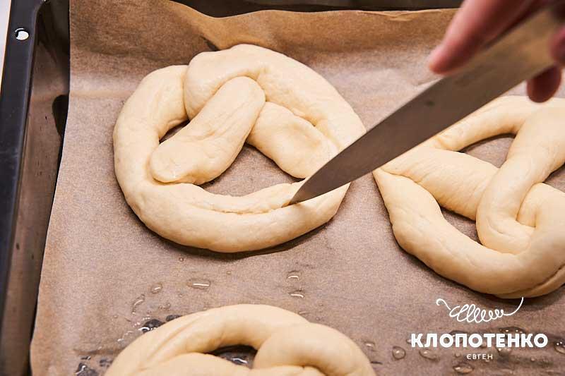 Сделайте в каждом небольшие надрезы
