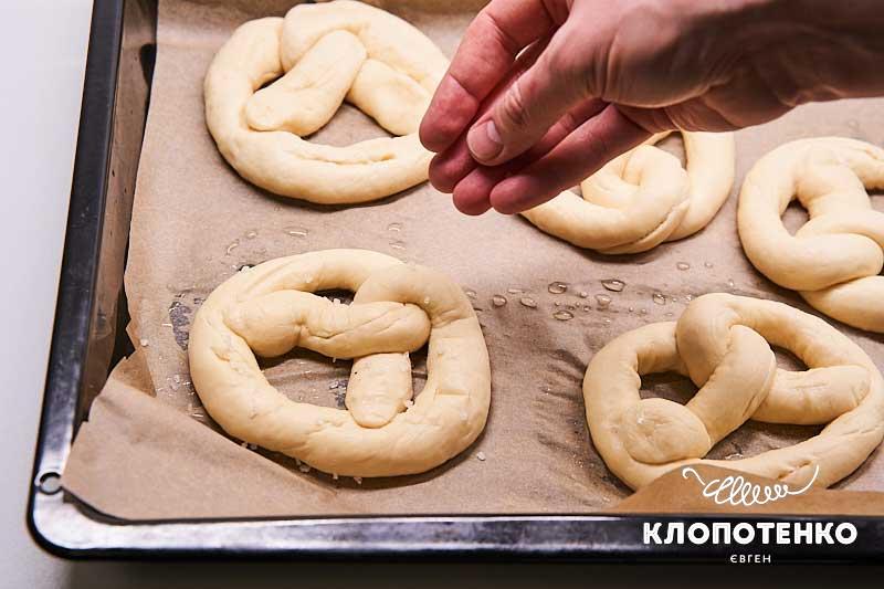 Посыпьте брецели крупной солью