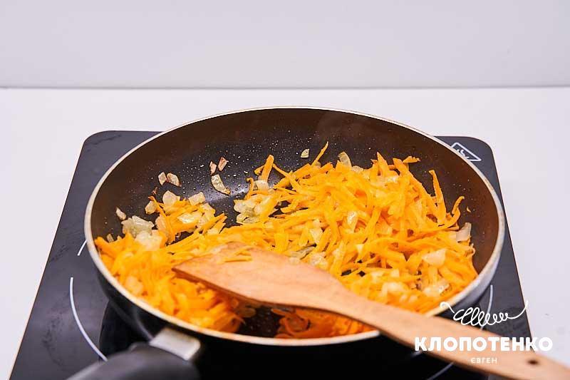 Сделайте зажарку из лука и моркови