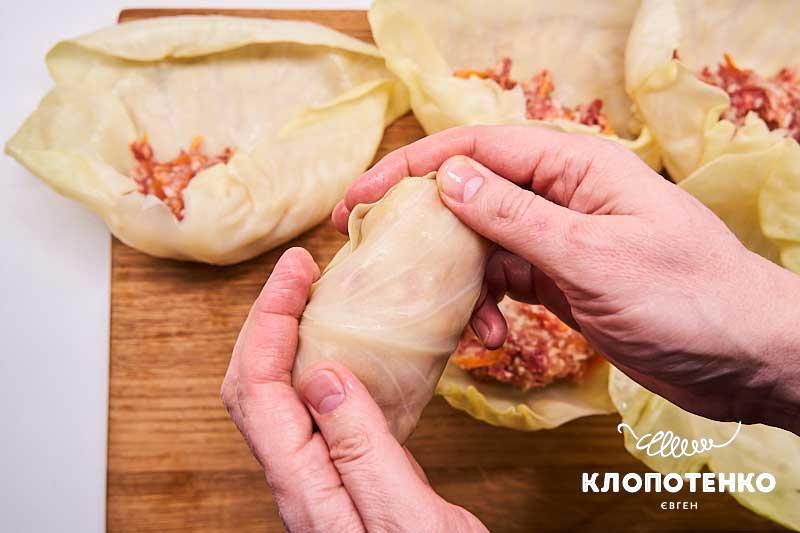 Выкладывайте начинку в листья капусты и формуйте голубцы
