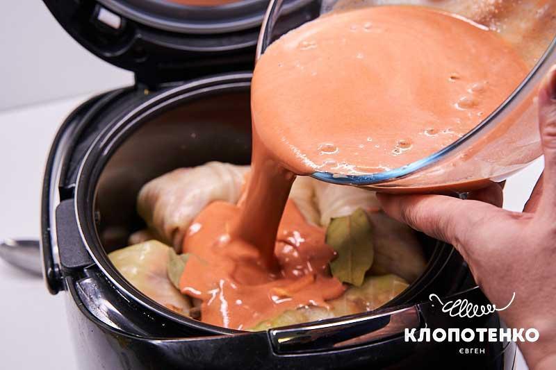Залейте соус в чашу с голубцами