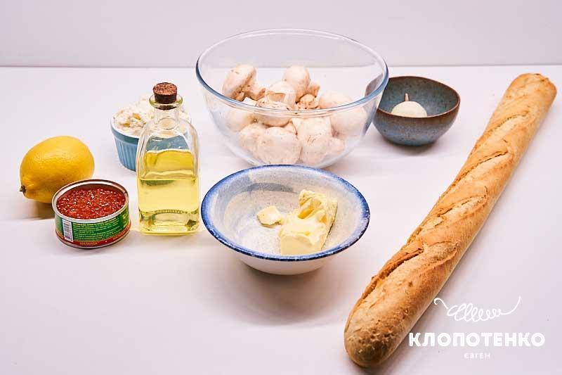 Подготовьте все ингредиенты для приготовления канапе с грибным паштетом и красной икрой