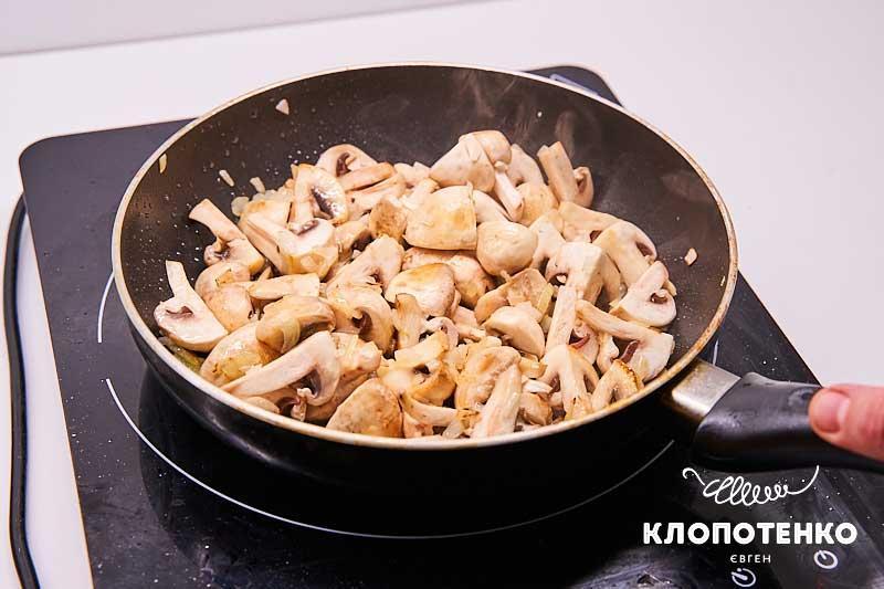 Обжарьте грибы с луком