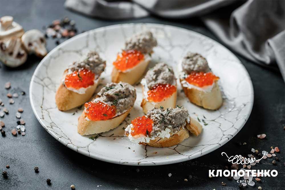 Канапе с грибами и икрой