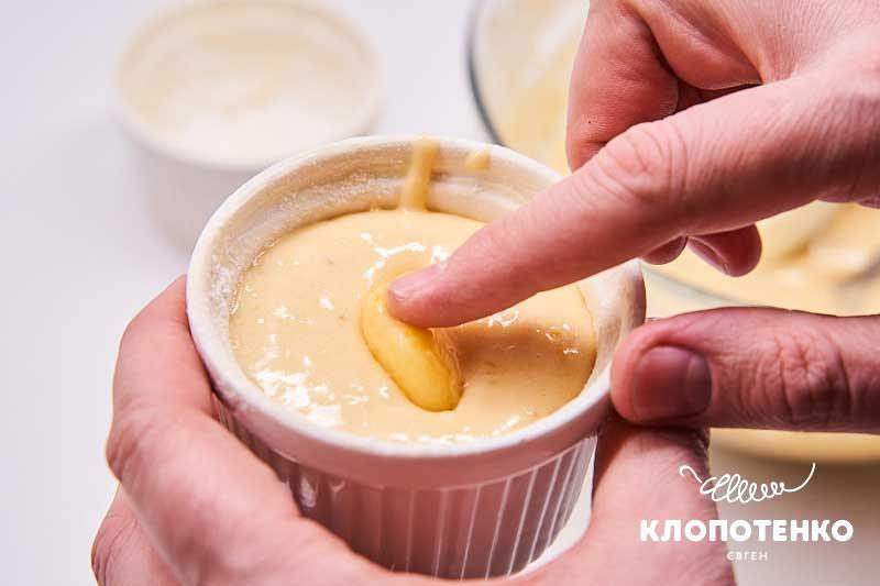В каждую формочку выложите по шарику лимонного курда
