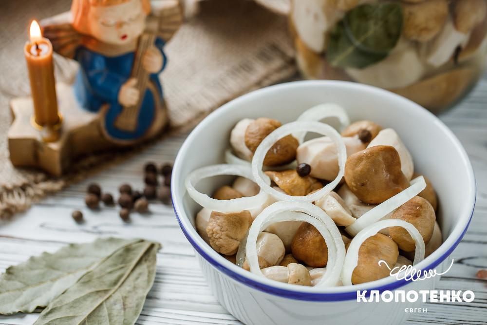 мариновані білі гриби