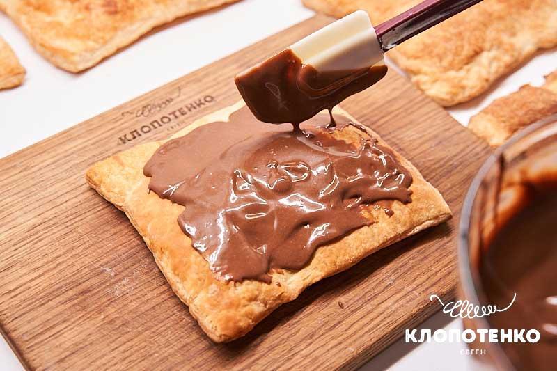 Смажьте коржи кремом