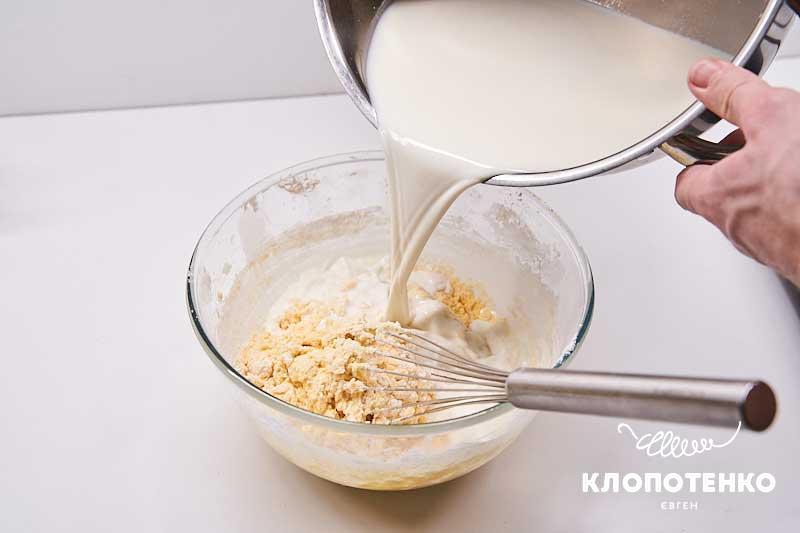 Влейте молоко