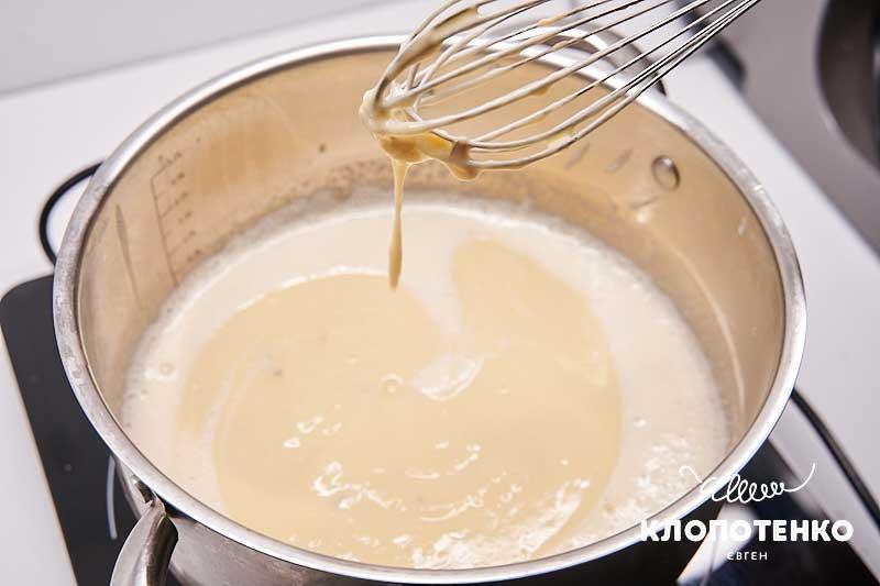 Помешивайте венчиком, пока крем не заварится и не загустеет