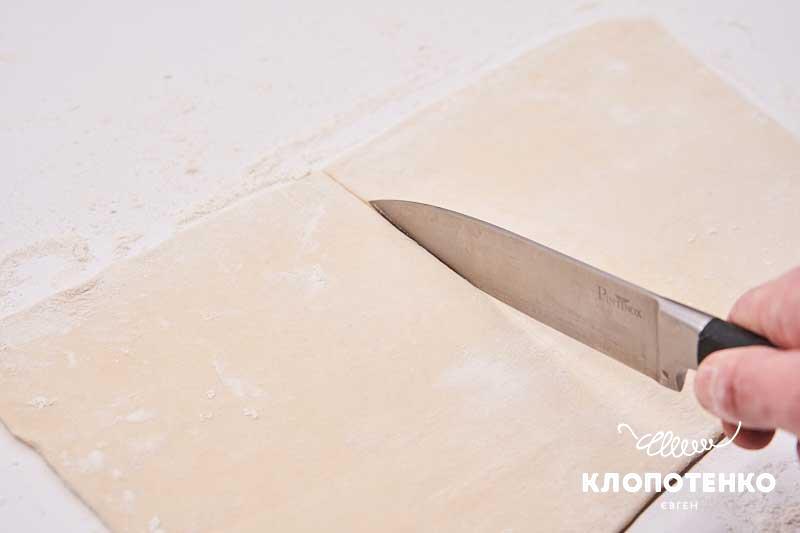 Разрежьте и раскатайте тесто