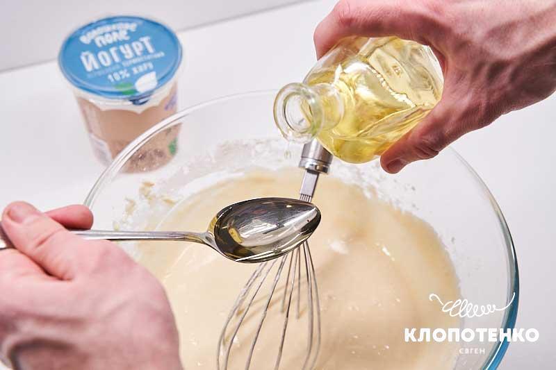 Влейте 2 ст. л. подсолнечного масла