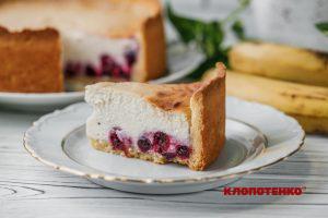 чизкейк з бананом, смородиною та кардамоном