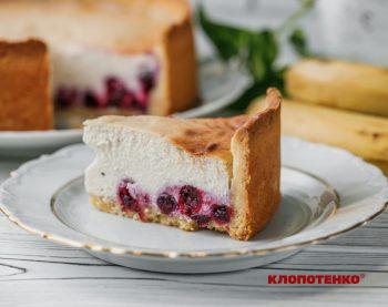 чизкейк з бананом, смородиною та кардамоном