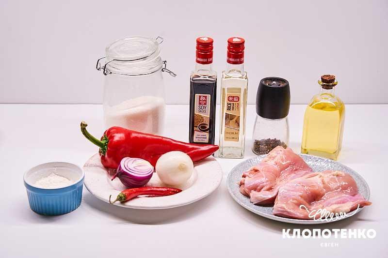 Подготовьте все ингредиенты для приготовления вкусной курицы в кисло-сладком соусе