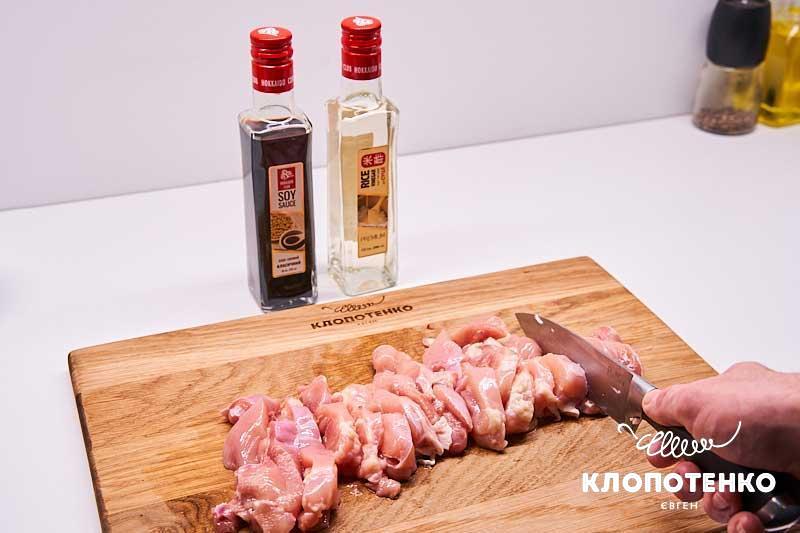 Нарежьте мясо поперечными полосками