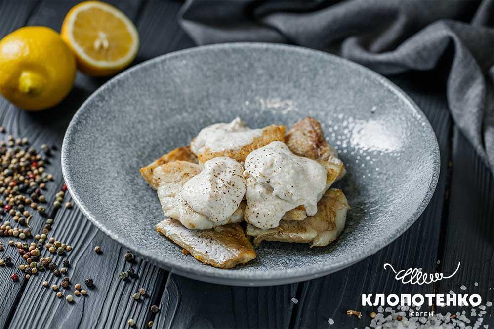 Минтай з соусом із вершків та ікри