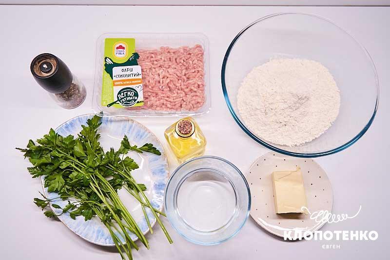 Подготовьте все ингредиенты для приготовления вкусных сочных пельменей с курицей