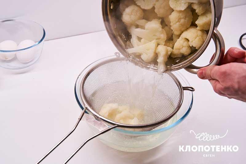 Откиньте соцветие цветной капусты на дуршлаг