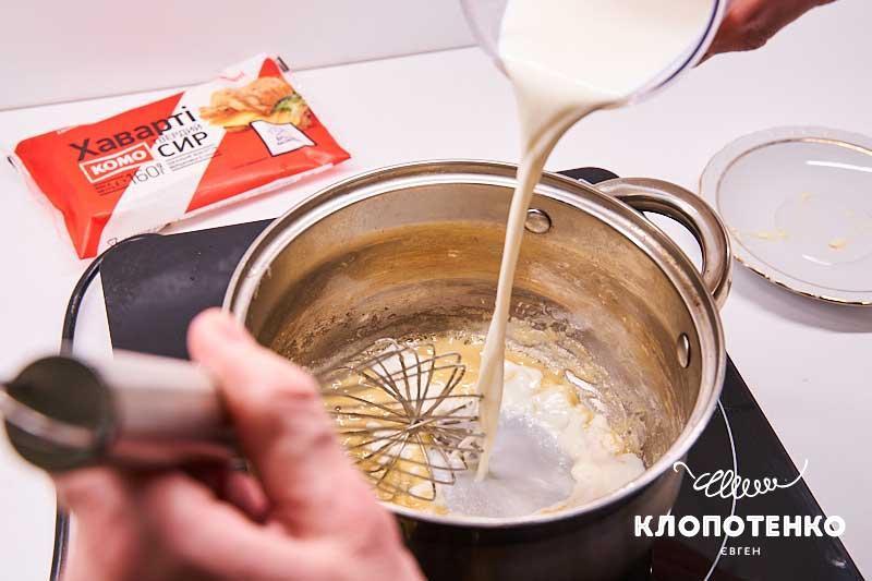 Влейте молоко