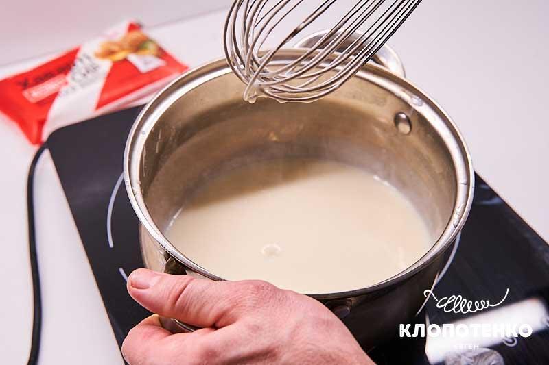 Перемешивайте соус венчиком, пока он не загустеет