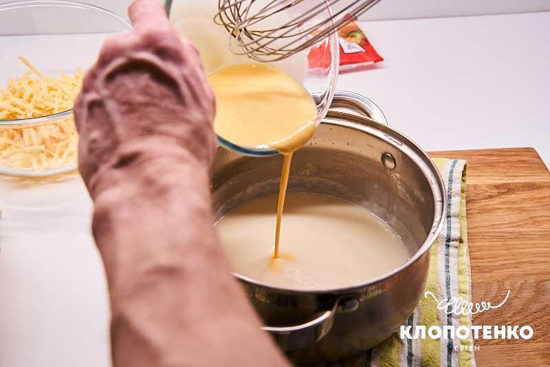 Добавьте желтки со сливками