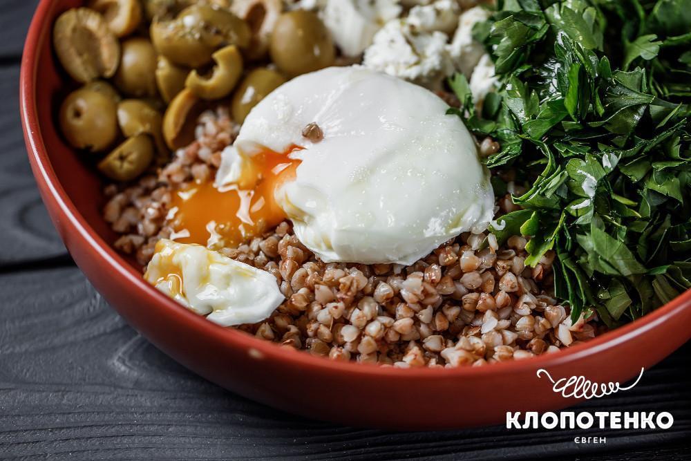Боул с гречкой и яйцом пашот
