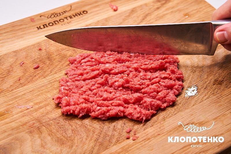 Мелко порубите мясо