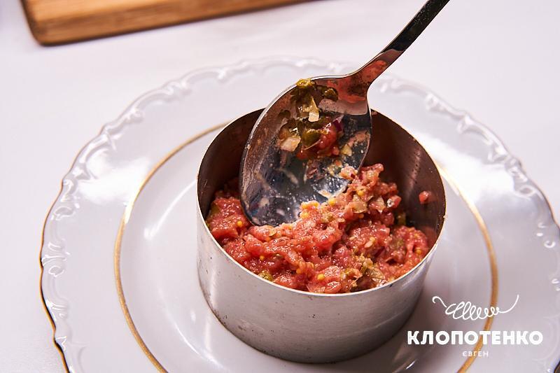 Сформируйте тартар в тарелке с помощью кулинарного кольца
