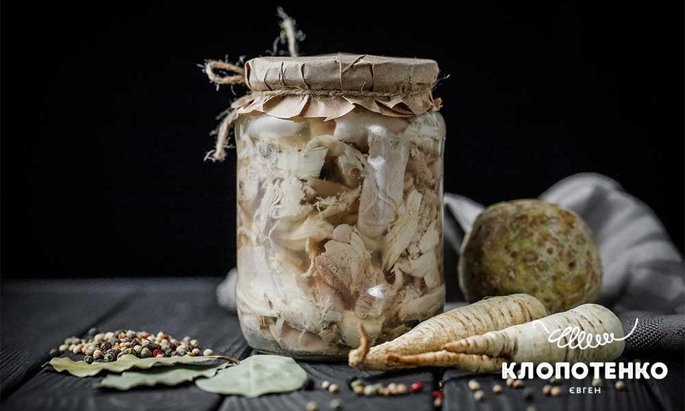 Консервоване тушковане м’ясо курки: як швидко приготувати і зберігати