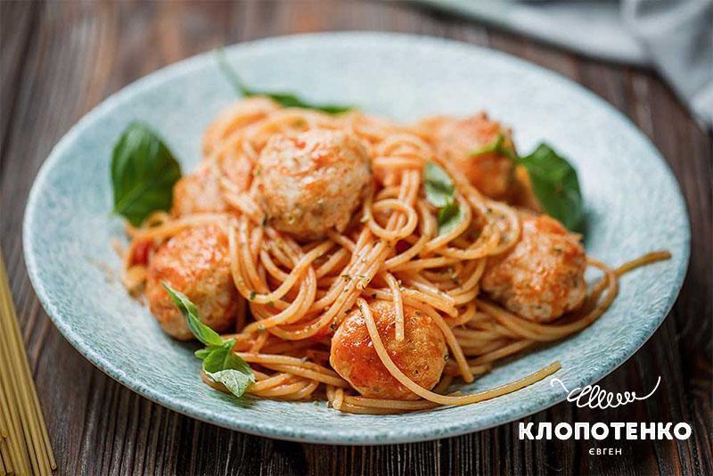 Спагетти с томатами и мясными боллами
