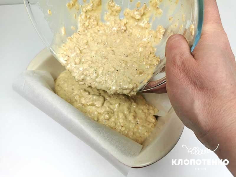 Вылейте смесь в форму