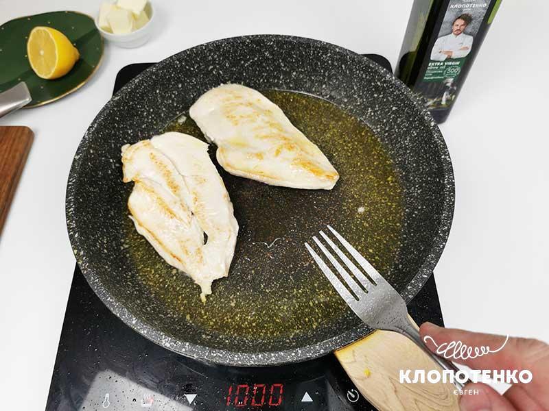 Выложите половинки куриного филе и жарьте на медленном огне