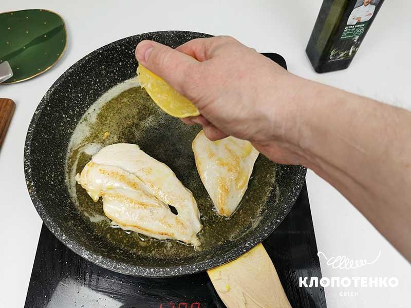 Выдавите лимонный сок