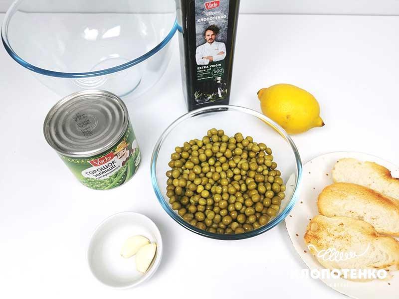 Подготовьте все ингредиенты для приготовления пасты из консервированного горошка