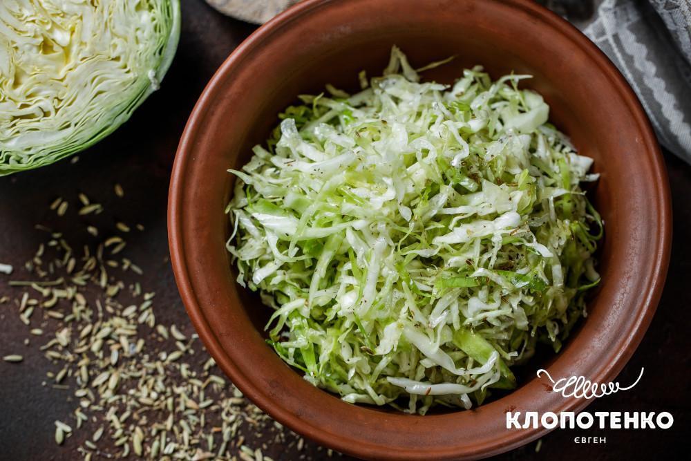 салат з молодої капусти