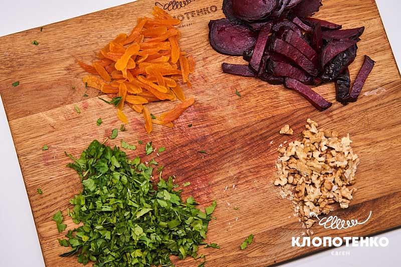 Нарежьте курагу, петрушку и орехи