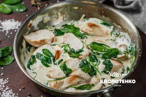 Тушкована курка зі шпинатом