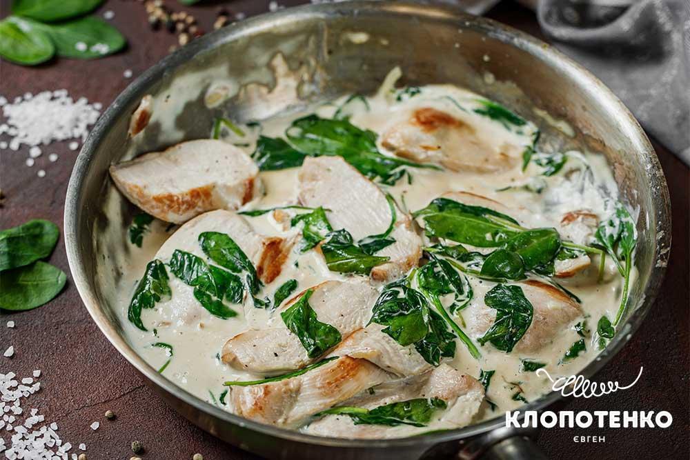 Тушкована курка зі шпинатом