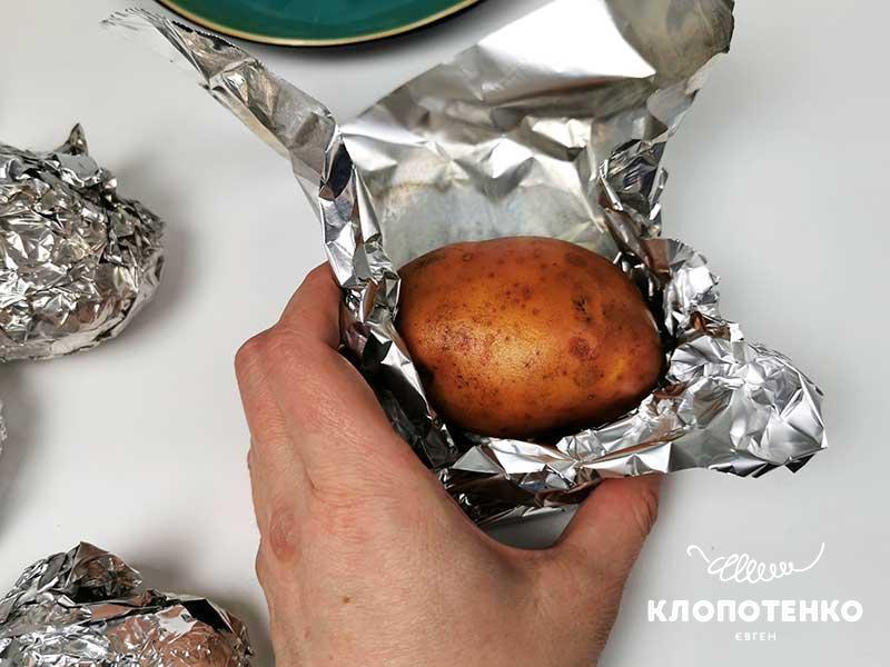 Заверните картошку в фольгу