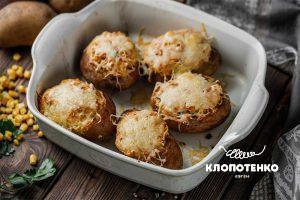 Запечена картопля із кукурудзою та сиром