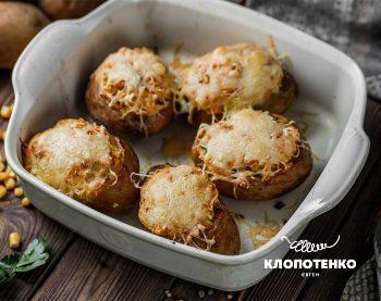 Запечена картопля із кукурудзою та сиром