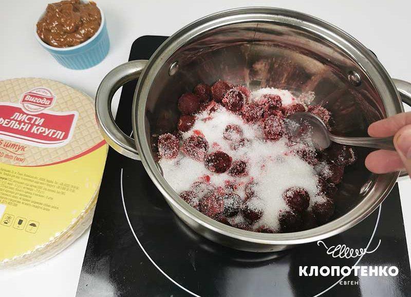 Выложите в кастрюлю 250 г вишен с сахаром