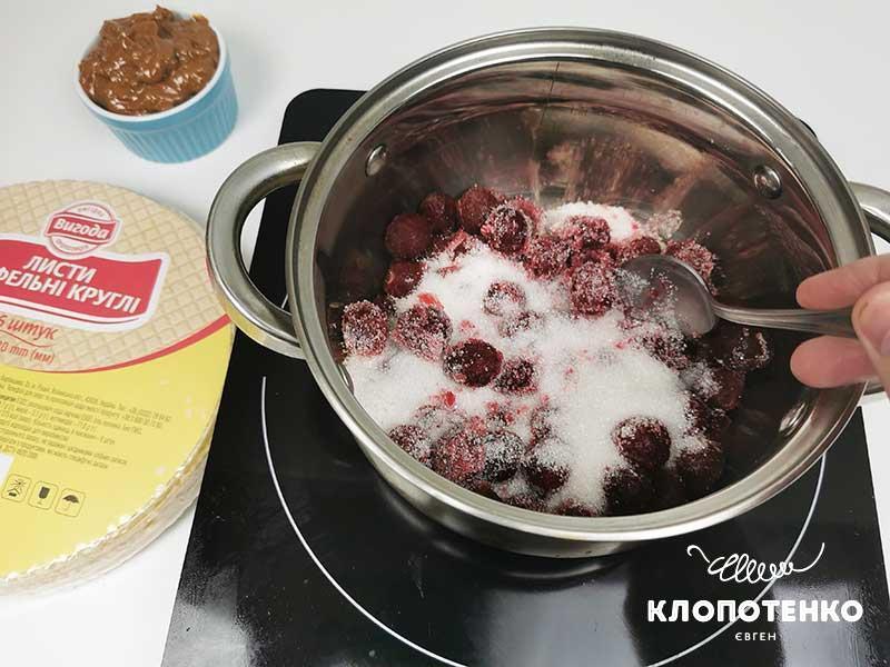 Выложите в кастрюлю 250 г вишен с сахаром