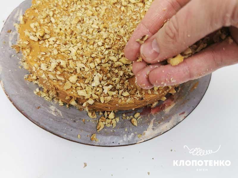 Посыпьте орешками