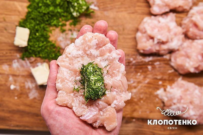 Викладіть масло з кропом на фарш
